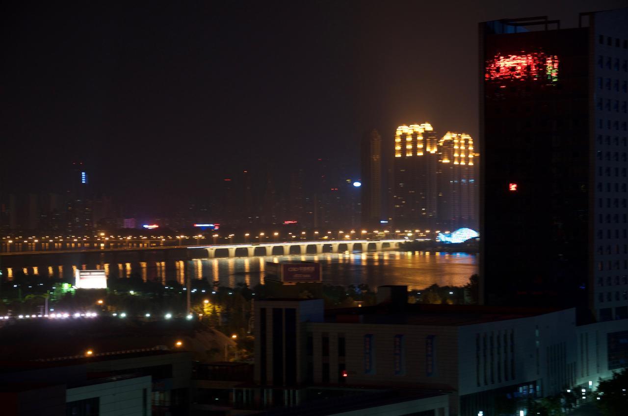 Metropolo, Wuhan, Wuchang Jiangtan Jiyuqiao Subway Station Exterior photo